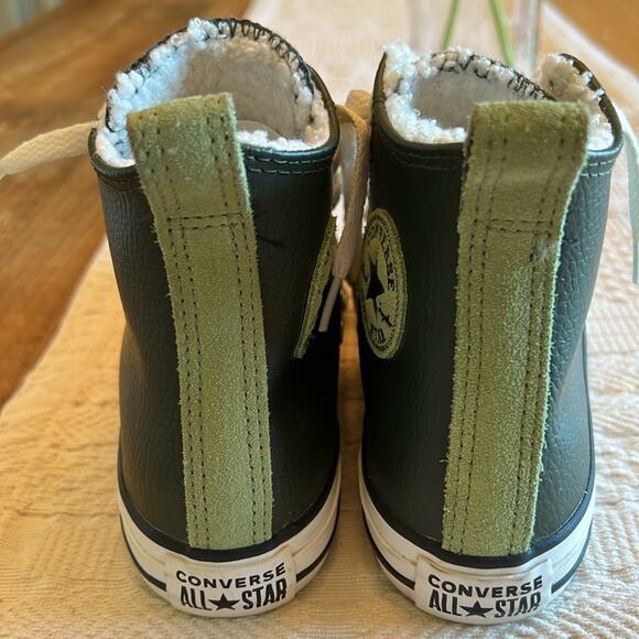 Chuck Taylor Sherpa lined leather youth size 2 - Picture 7 of 10